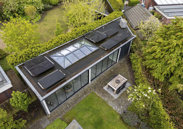 Tuinkamer met zonnepanelen